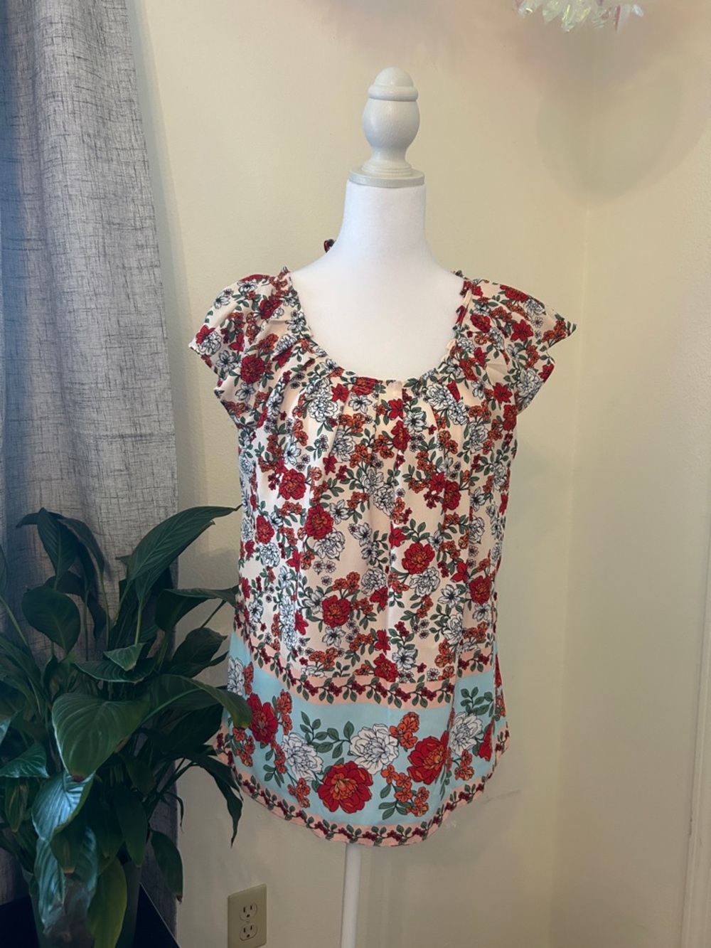 Floral Scoop Neck Cap Sleeve Top in Cream and Red